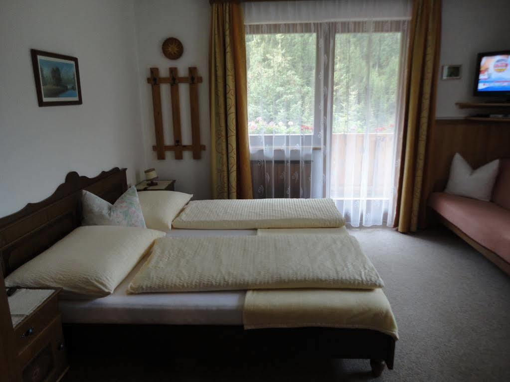 Haus Dorfblick Hotel Pragraten ภายนอก รูปภาพ